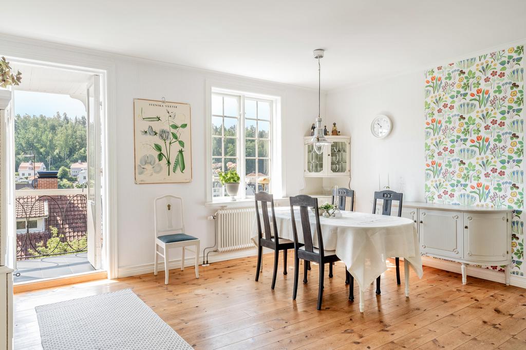 Ljus och trevlig matplats med utgång till balkong. 