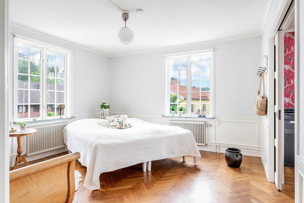 Hörnrum med skjutdörrar till vardagsrum, perfekt som matsal,  bibliotek eller gästrum. 