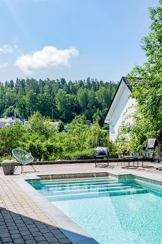Påkostat poolområde med många soltimmar. 