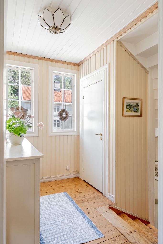 Övre hall med trägolv. 
