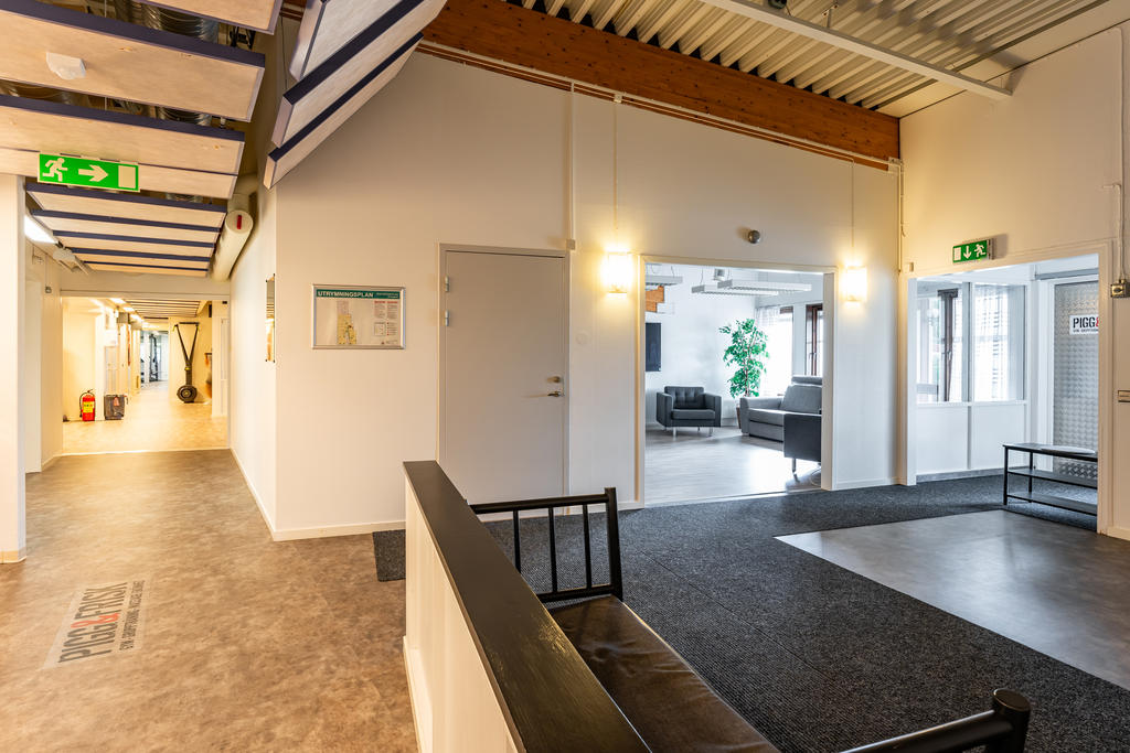 Entré med trevlig lounge. 