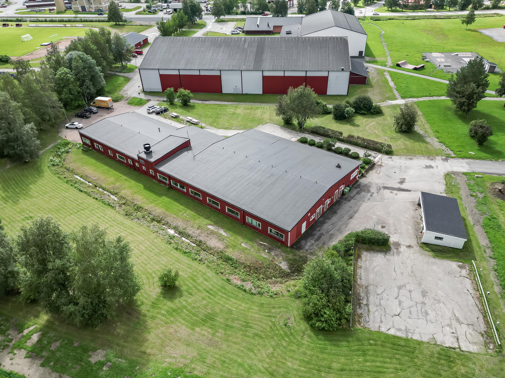 Fastigheten ovanifrån, fastigheten har Dunderhallen (ishockeyhallen som granne).