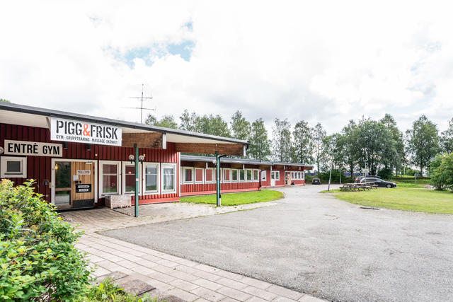 Fastigheten från utsidan med gymmets entré.