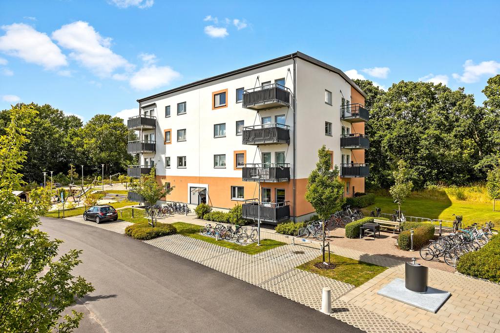 Vacker fasad med grön omgivning