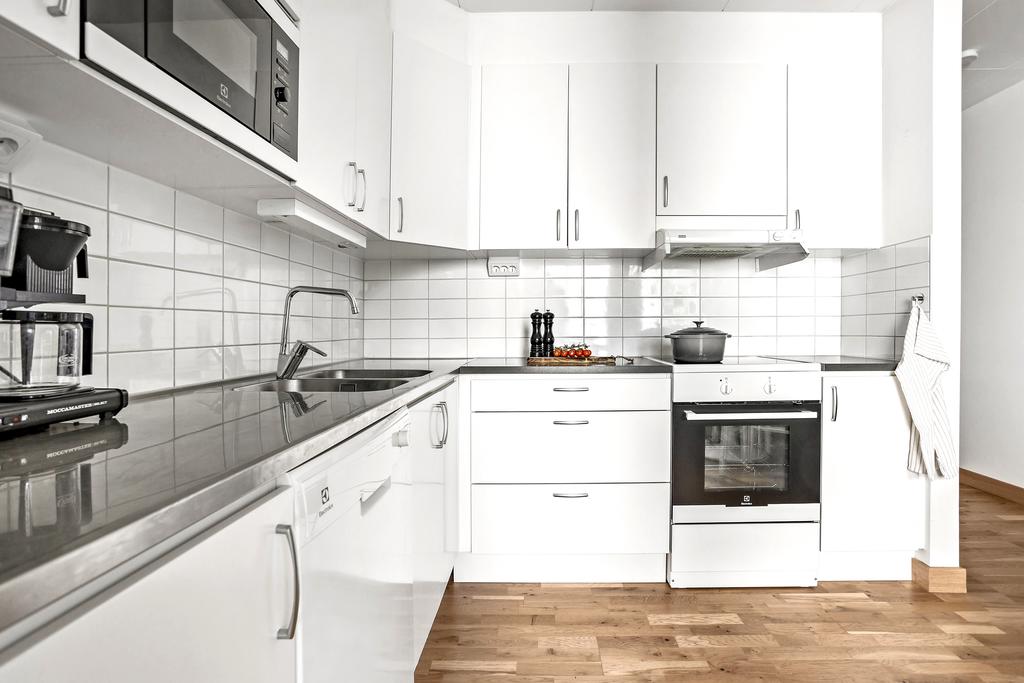 Modernt och stilrent kök med stor kyl och frys, integrerad micro, samt diskmaskin