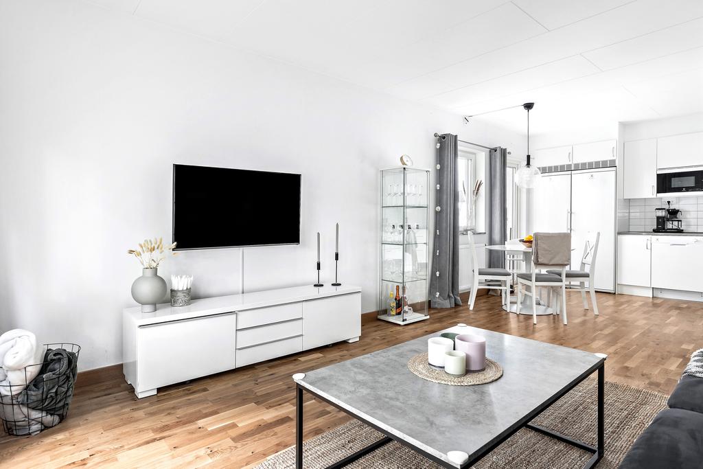 Vardagsrum sort nog för matsalsdel och tv-hörna
