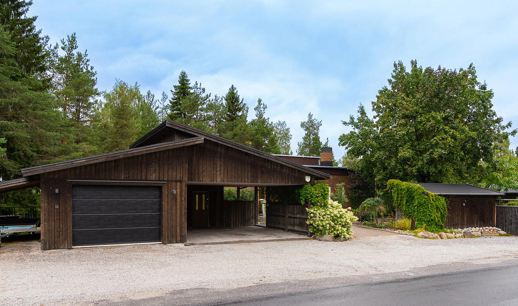 Garage och carport vid entrén
