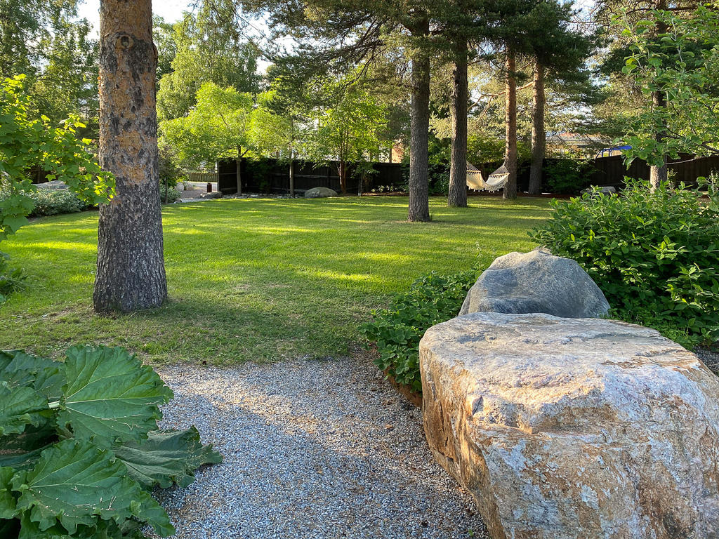 Utemiljö vid nedre gårdsplanen
Säljarens egna bild