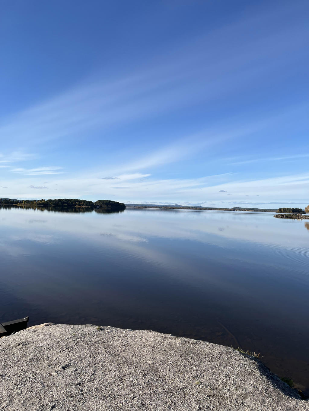 Områdesbild nere vid vattnet 
Säljarens egna bild