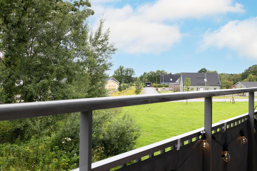Från balkongen har du även utsikt mot villaområdet som finns i närheten