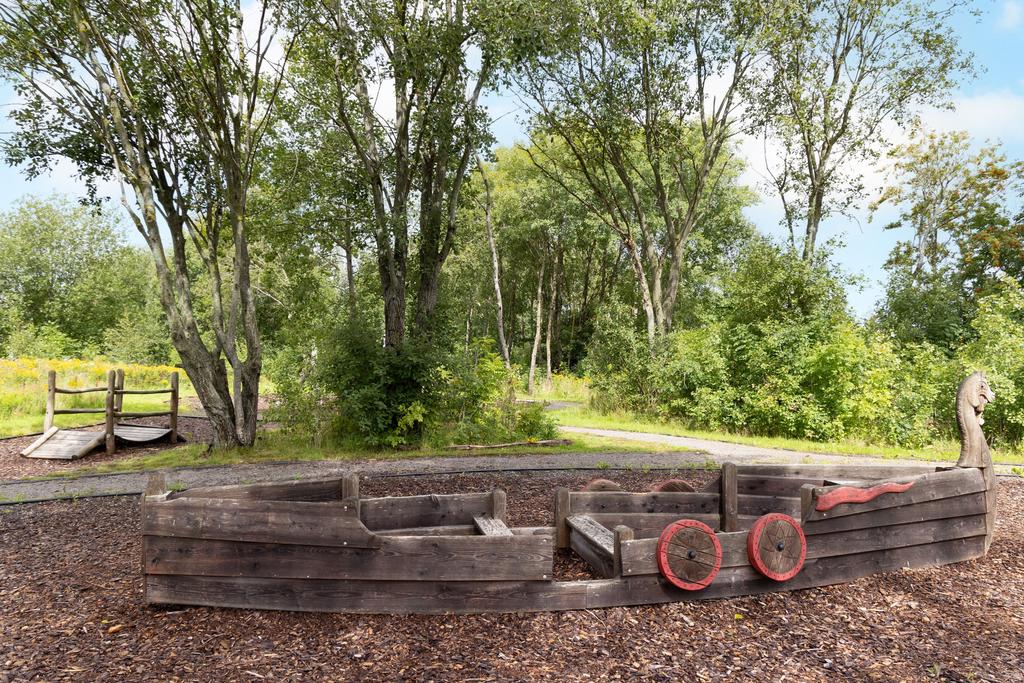 Lekplats finns i skogsområdet vid lägenheten
