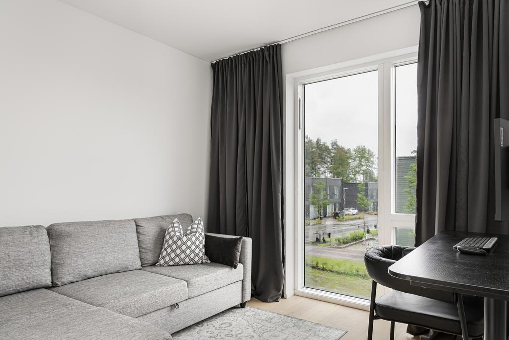 Sovrum 3 med stort fönsterparti