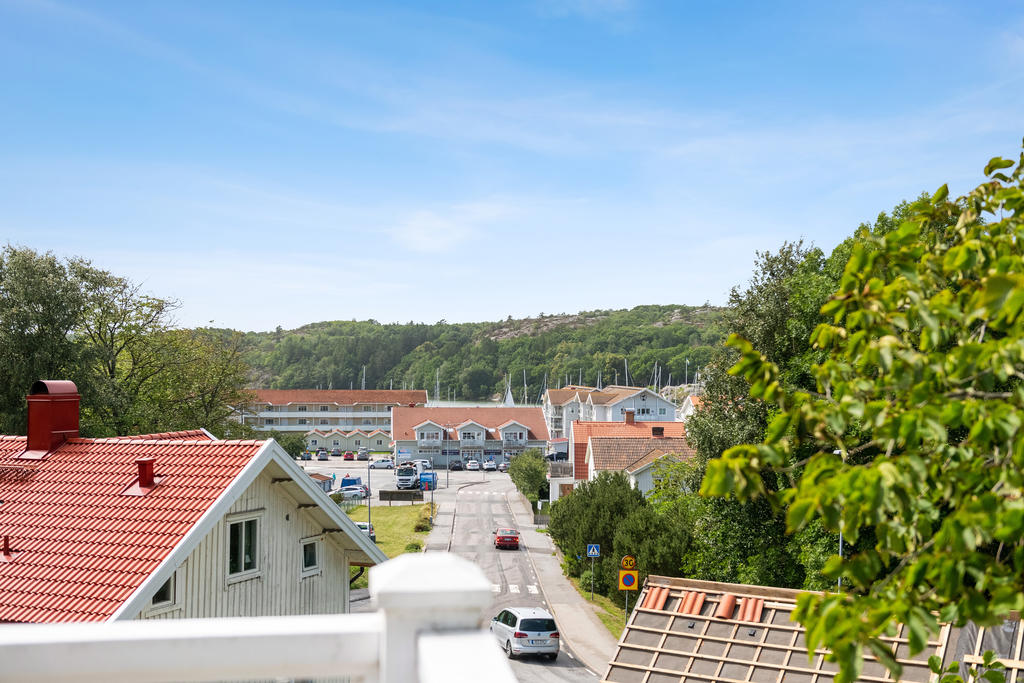 Havsglimt från terrassen på övre plan.