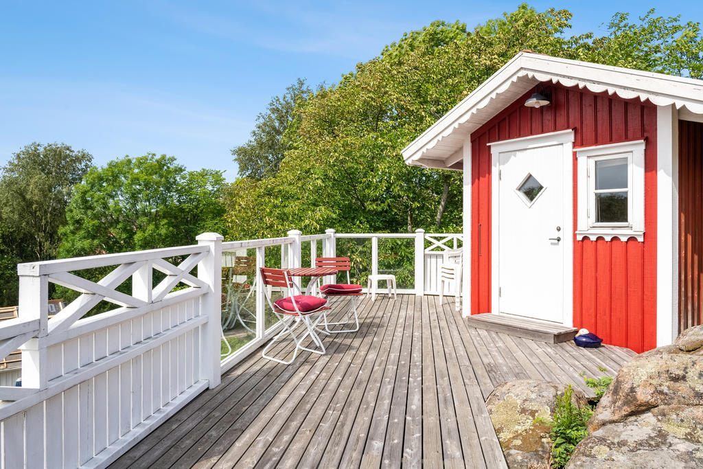 Gästhus/Friggebod på den härliga terrassen med havsutsikt och soligt söderläge! 