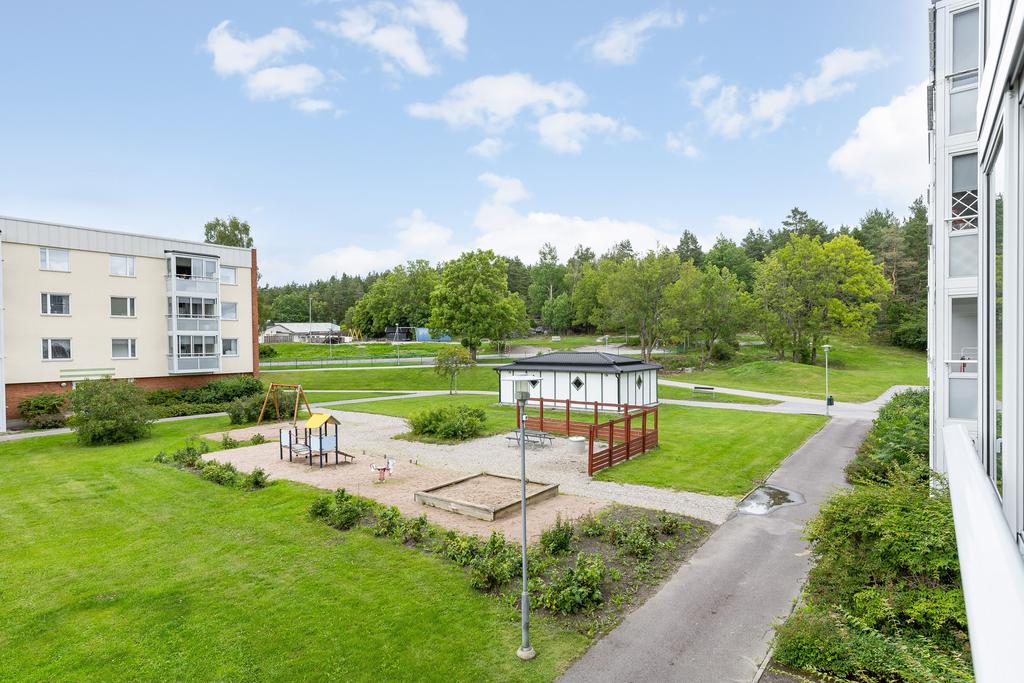Utsikt mot innergård med lekplats