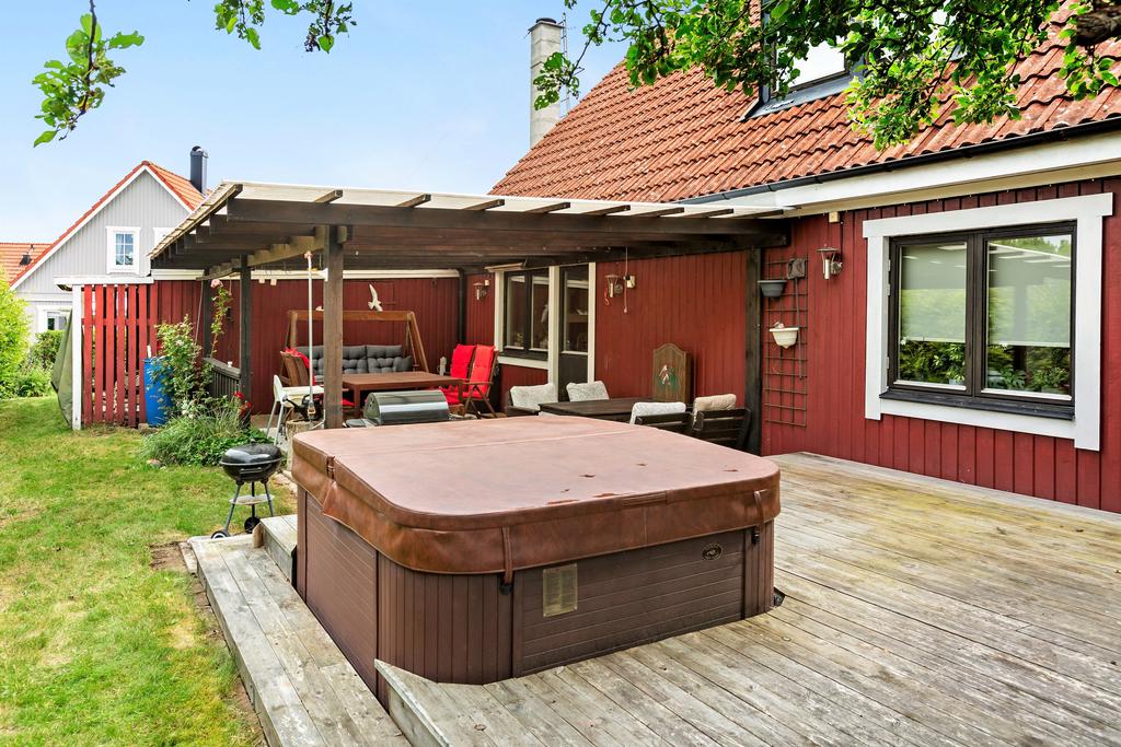 Bubbelbad nedsänkt i trädäcket