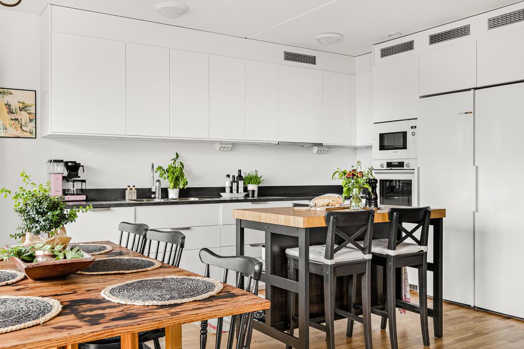 Rymligt kök med plats för både köksö och matbord