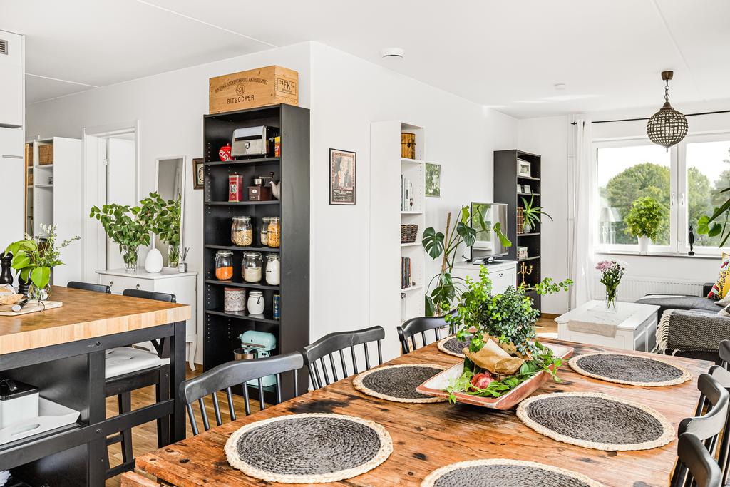 Från kök nås även vardagsrum med utsikt över grönska