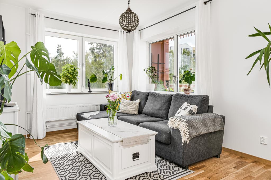 Trevlig del i lägenheten med fönster i två väderstreck