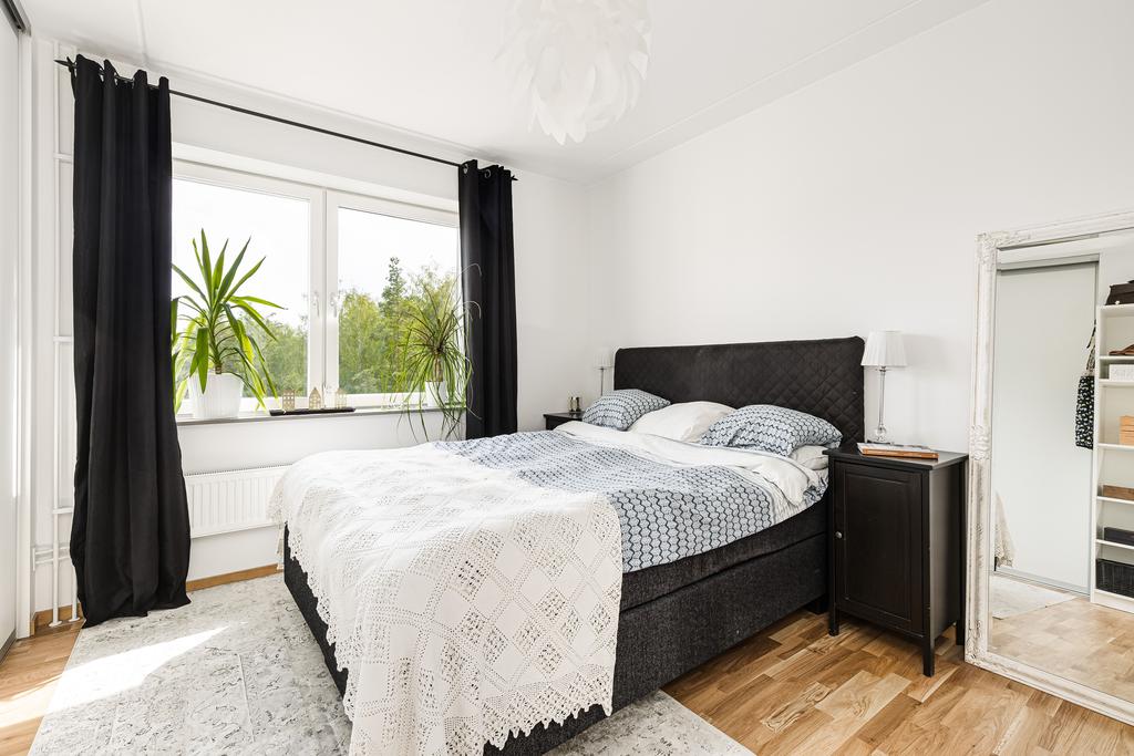 "Master bedroom" med förvaring i skjutdörrsgarderob 