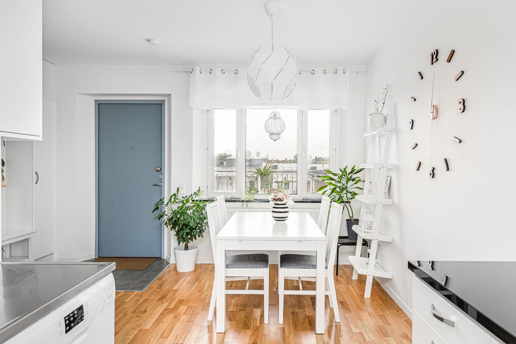 Gott om rum för det större matbordet med vy över takåsar
