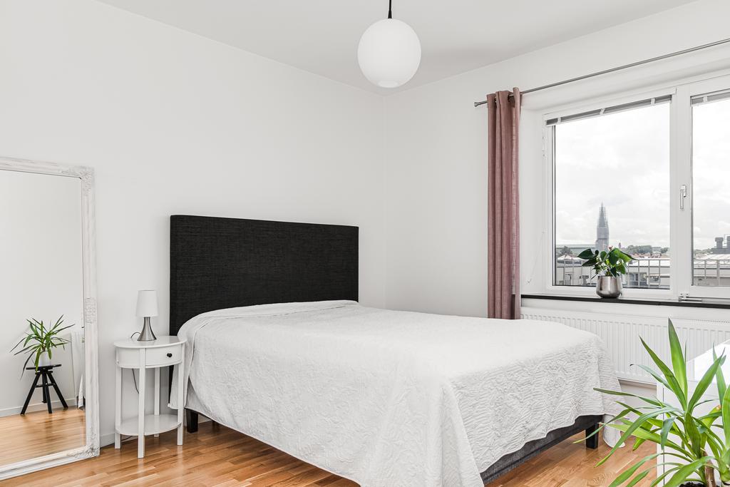 Sovrum med Förvaring i tre garderober 