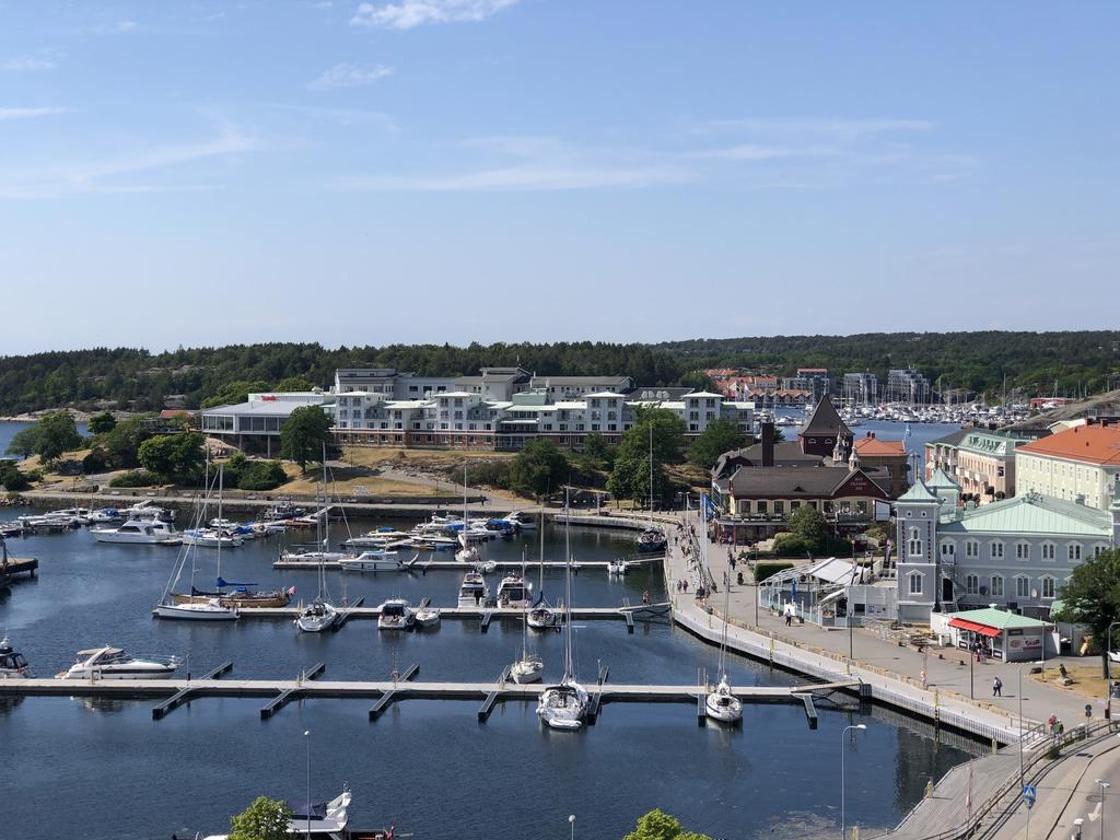 Strömstads gästhamn och gångstråk beläget strax nedanför lägenheten