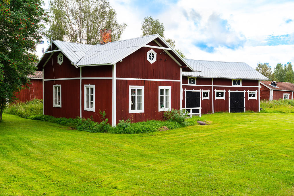 Magasinbyggnad med sommarstugedel