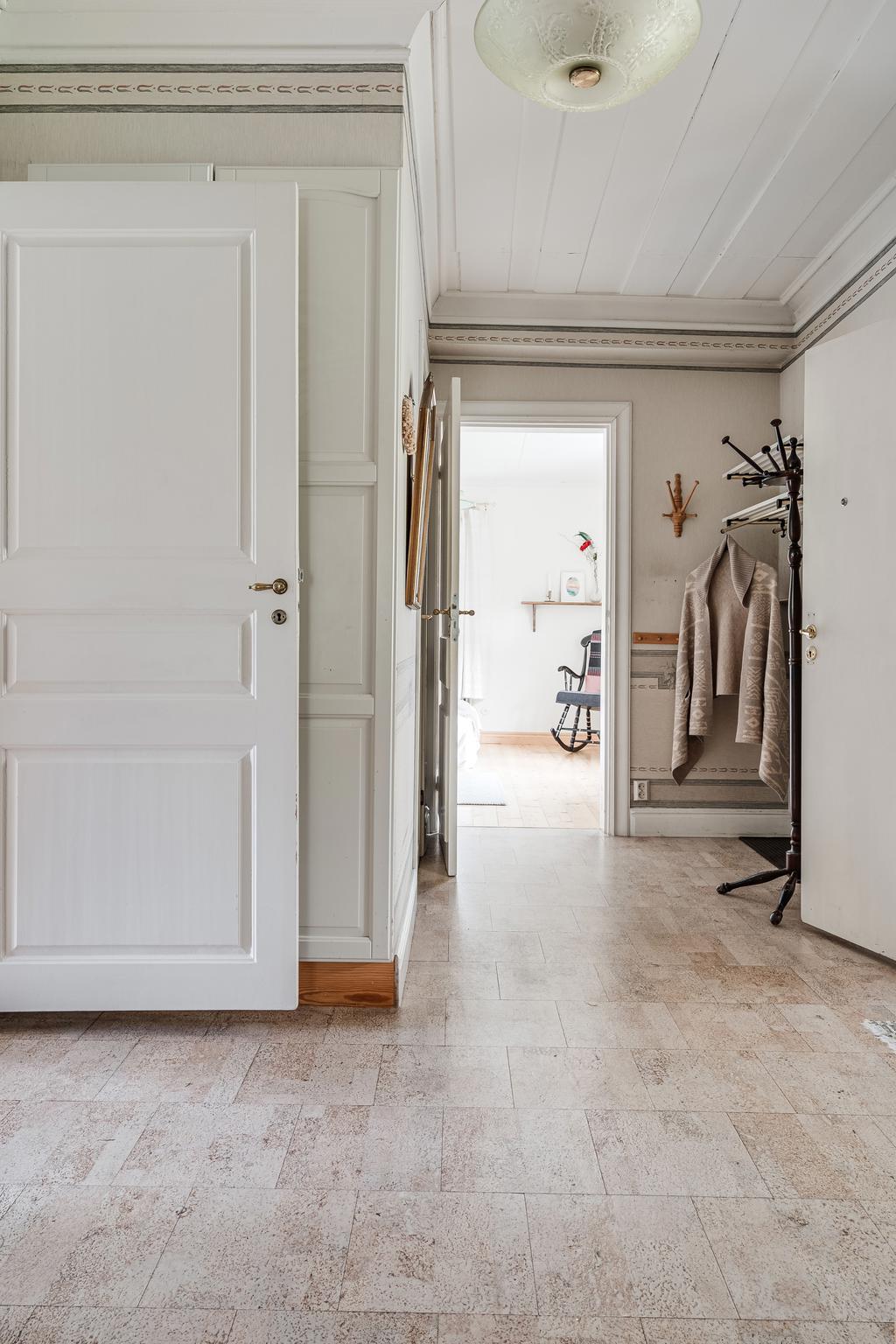 Hall på nedre plan