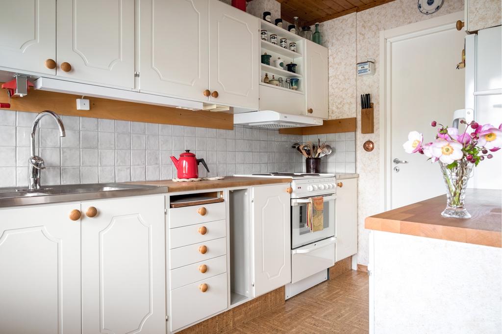 Kök med direkt anslutning till tvättstuga med gott om plats för både förvaring, tvättmaskin och torkskåp