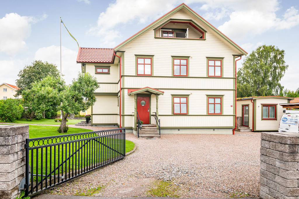 Infart på gården samt groventré. Attefalshus som hyrs ut. 