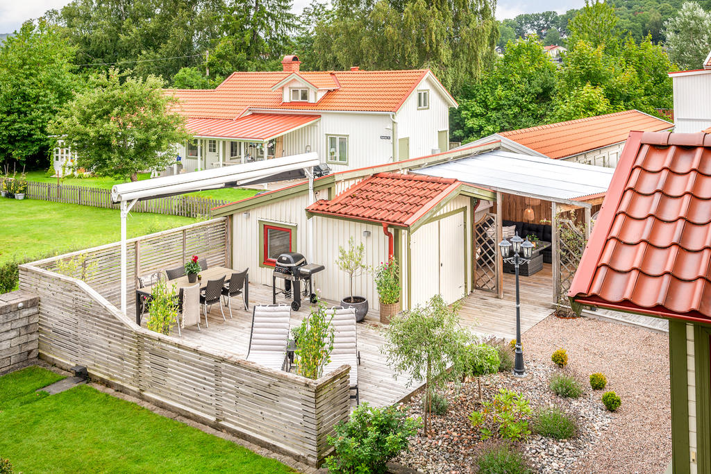 Uteplats med markis, förråd m.m.