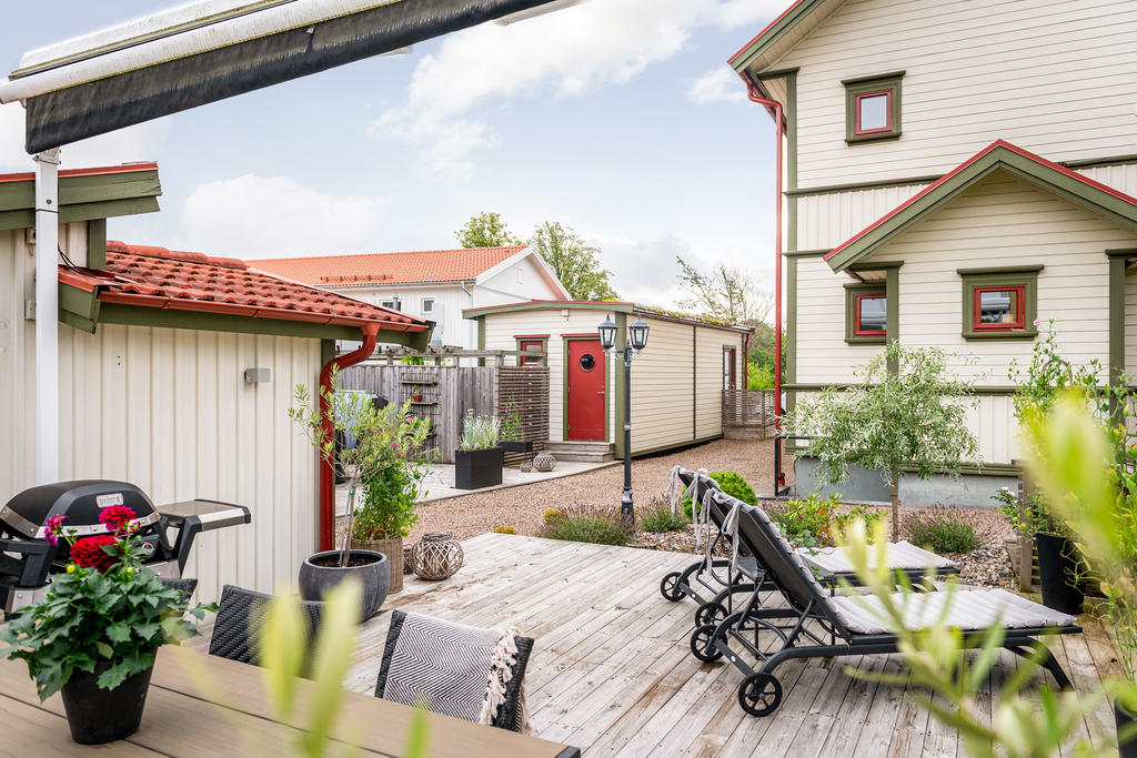 Vy från altan med Attefallshus i bakgrunden