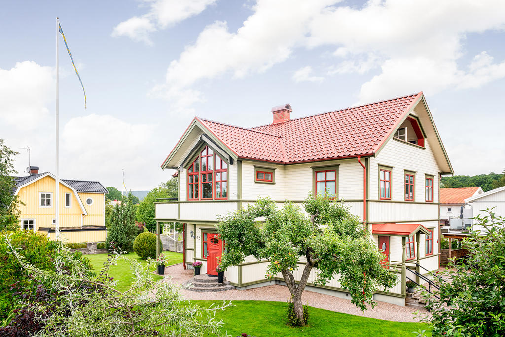 Vacker framsida med stora fönsterpartier