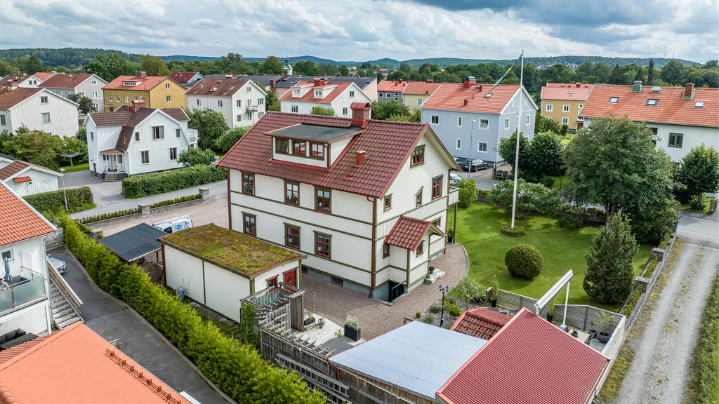 Baksida med uteplatser, Attefallshus, förråd, utekök m.m.