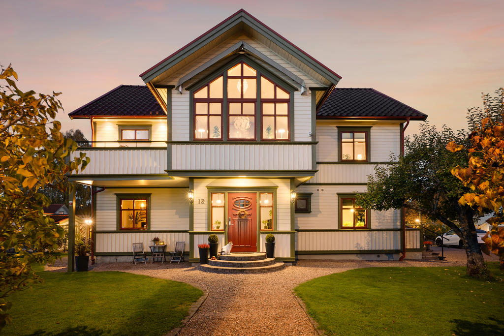 Entrésida i skymningen