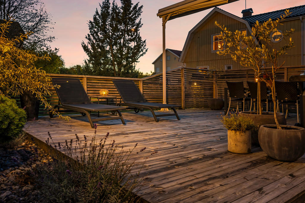 Stor altan med markis över