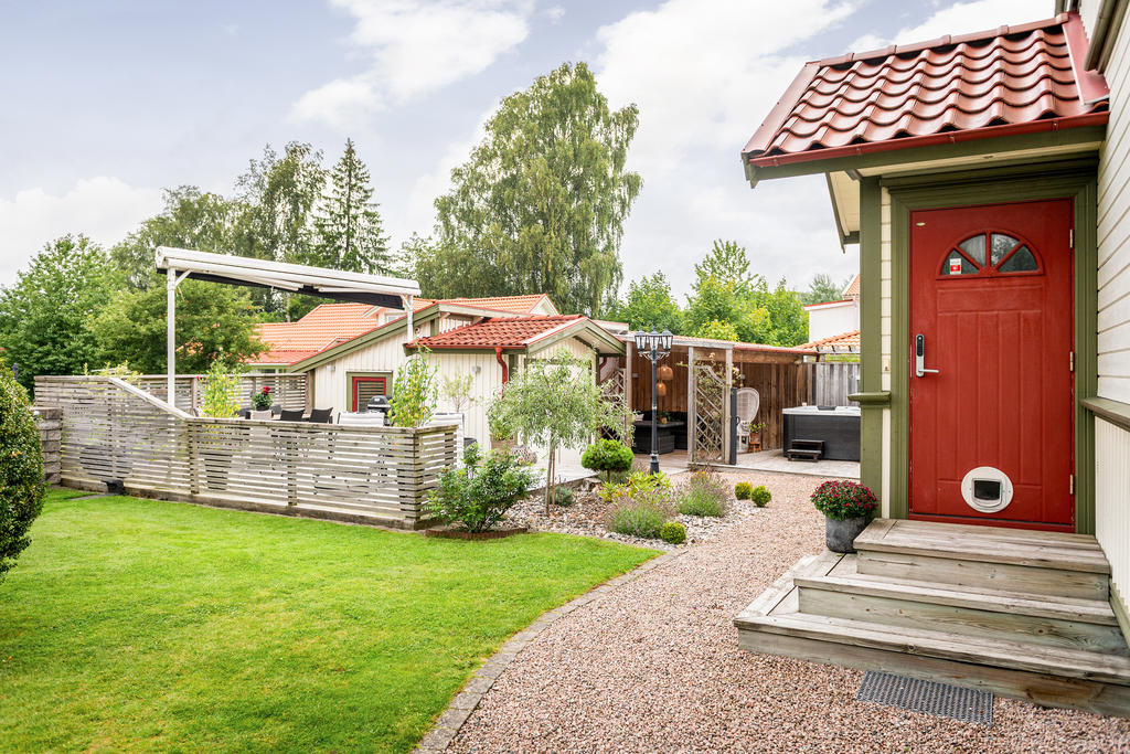 Uteplatser med markiser, kök och utomhusdusch