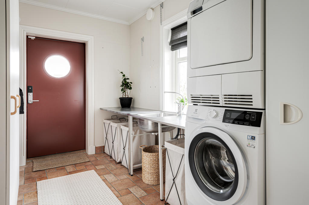 Groventré med bl.a. tvättmaskin, tumlare och torkskåp