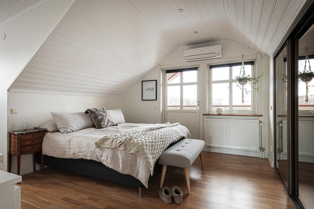 Stort sovrum 4 med utgång till balkong