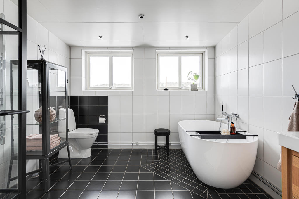 Stort badrum med både badkar och dusch