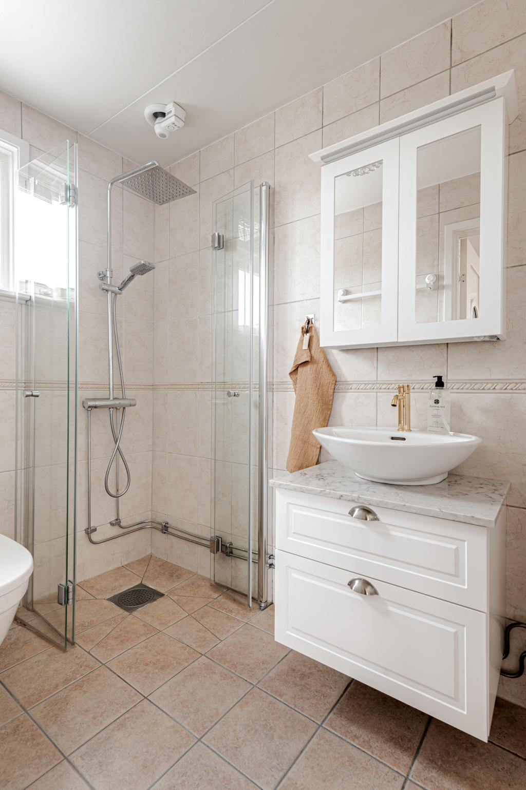 Badrum på mellanplanet