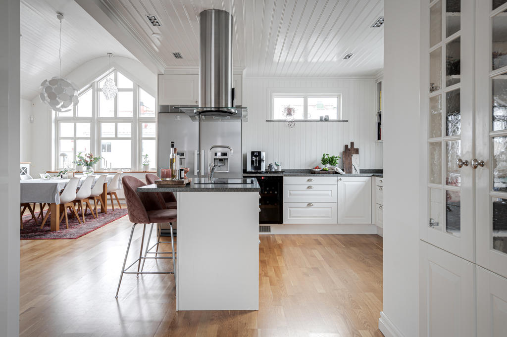 Påkostat kök med köksö