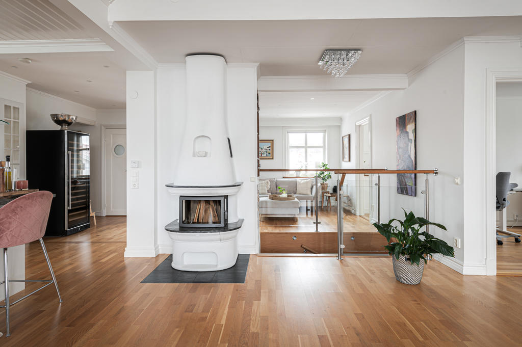 Braskamin mellan kök och matsal