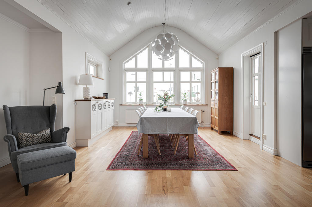 Matsal med härlig rymd med ryggåstak och fönster upp i nock. Utgång till balkong