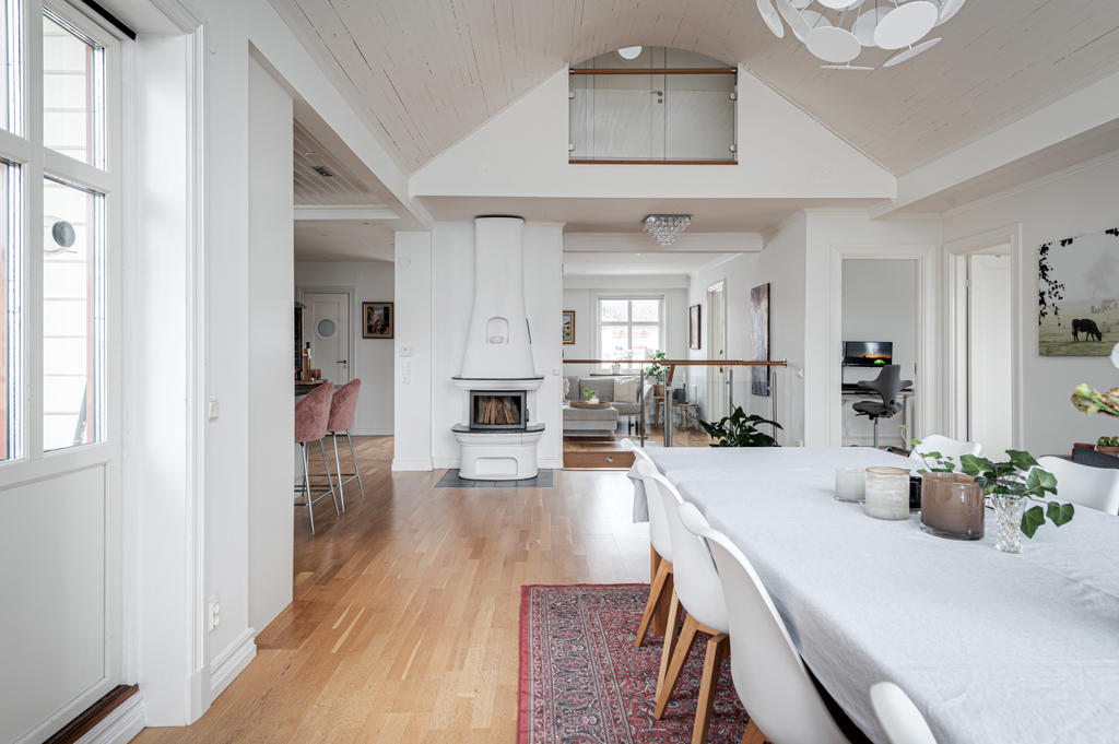 Matsal med öppning upp mot 3:e våning