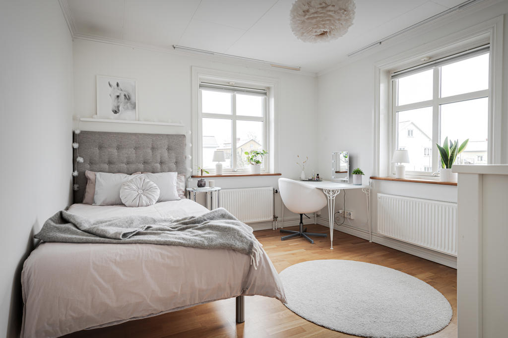 Rejält sovrum 1 som lätt kan göras om till allrum/vardagsrum.