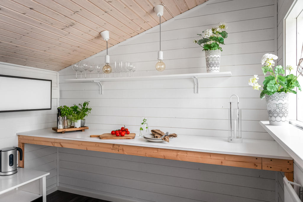 Kök med arbetsytor i uthuset