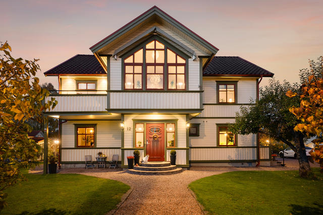 Entrésida i skymningen