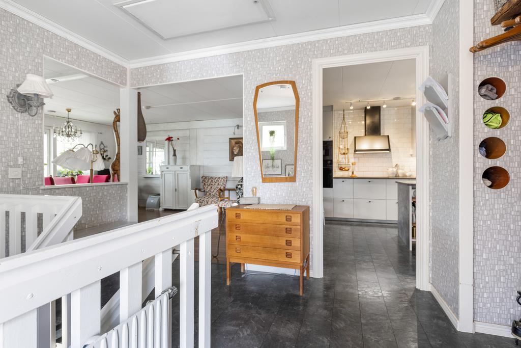 Hall, kök och vardagsrum med öppen planlösning